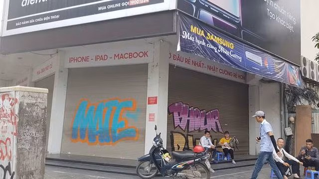 Hien trang chuoi cua hang Nhat Cuong Mobile 13 ngay sau khi bi kham xet-Hinh-3