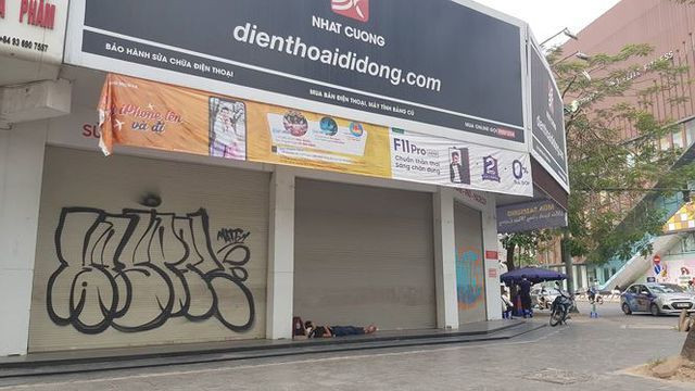 Hiện trạng chuỗi cửa hàng Nhật Cường Mobile 13 ngày sau khi bị khám xét - Hình 5 Hien trang chuoi cua hang Nhat Cuong Mobile 13 ngay sau khi bi kham xet-Hinh-5