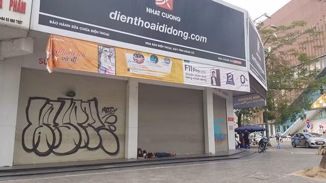 Hien trang chuoi cua hang Nhat Cuong Mobile 13 ngay sau khi bi kham xet-Hinh-5