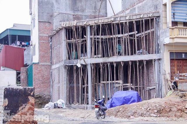 Nhà siêu mỏng, hình thù kỳ dị lại đu bám bên đường nghìn tỷ - Hình 13 Nha sieu mong, hinh thu ky di lai du bam ben duong nghin ty-Hinh-13