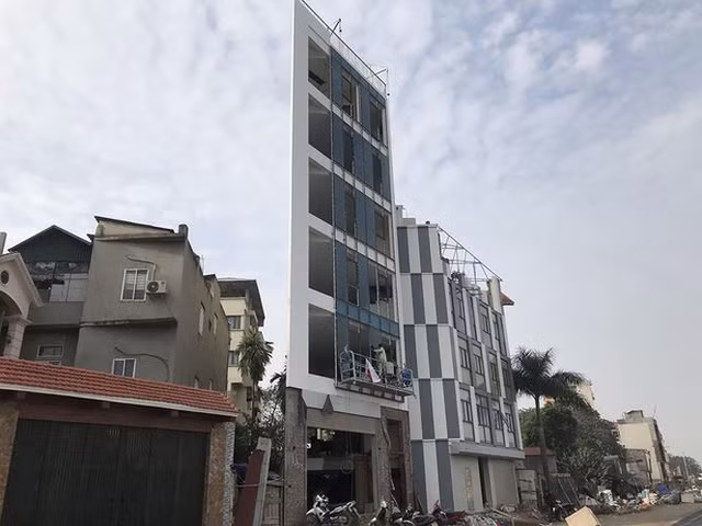 Nhà siêu mỏng, hình thù kỳ dị lại đu bám bên đường nghìn tỷ - Hình 6 Nha sieu mong, hinh thu ky di lai du bam ben duong nghin ty-Hinh-6