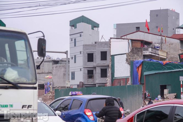 Nhà siêu mỏng, hình thù kỳ dị lại đu bám bên đường nghìn tỷ - Hình 12 Nha sieu mong, hinh thu ky di lai du bam ben duong nghin ty-Hinh-12