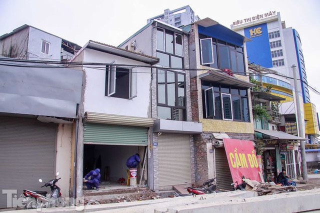 Nhà siêu mỏng, hình thù kỳ dị lại đu bám bên đường nghìn tỷ - Hình 9 Nha sieu mong, hinh thu ky di lai du bam ben duong nghin ty-Hinh-9