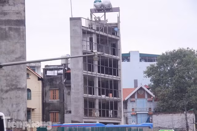 Nhà siêu mỏng, hình thù kỳ dị lại đu bám bên đường nghìn tỷ - Hình 4 Nha sieu mong, hinh thu ky di lai du bam ben duong nghin ty-Hinh-4