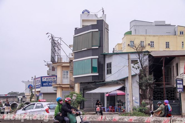 Nhà siêu mỏng, hình thù kỳ dị lại đu bám bên đường nghìn tỷ - Hình 8 Nha sieu mong, hinh thu ky di lai du bam ben duong nghin ty-Hinh-8