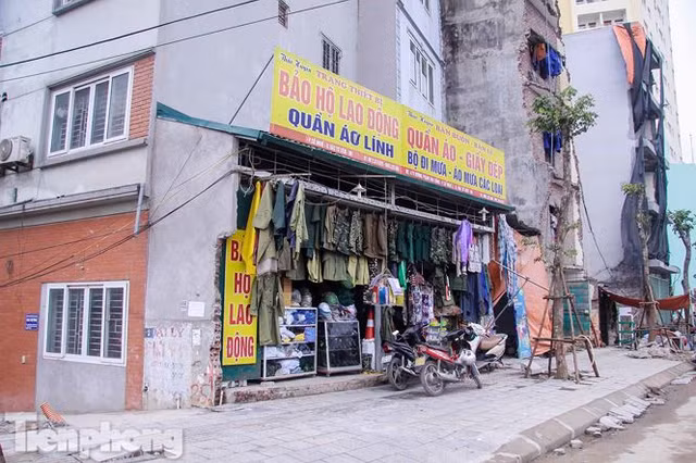 Nhà siêu mỏng, hình thù kỳ dị lại đu bám bên đường nghìn tỷ - Hình 15 Nha sieu mong, hinh thu ky di lai du bam ben duong nghin ty-Hinh-15