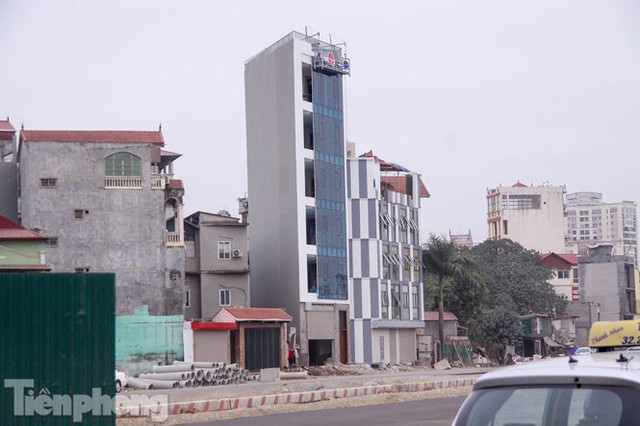 Nhà siêu mỏng, hình thù kỳ dị lại đu bám bên đường nghìn tỷ - Hình 5 Nha sieu mong, hinh thu ky di lai du bam ben duong nghin ty-Hinh-5