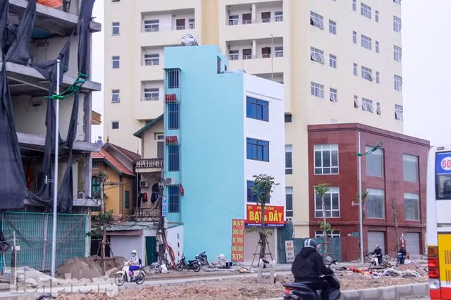 Nhà siêu mỏng, hình thù kỳ dị lại đu bám bên đường nghìn tỷ Nha sieu mong, hinh thu ky di lai du bam ben duong nghin ty