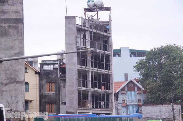 Nhà siêu mỏng, hình thù kỳ dị lại đu bám bên đường nghìn tỷ - Hình 4 Nha sieu mong, hinh thu ky di lai du bam ben duong nghin ty-Hinh-4