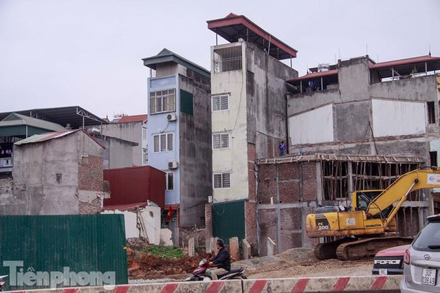 Nhà siêu mỏng, hình thù kỳ dị lại đu bám bên đường nghìn tỷ - Hình 10 Nha sieu mong, hinh thu ky di lai du bam ben duong nghin ty-Hinh-10