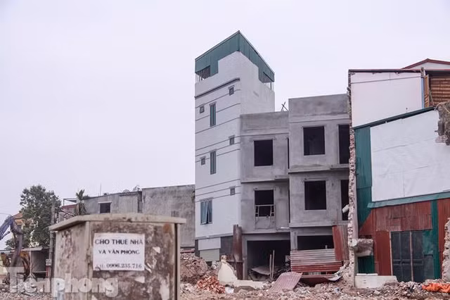 Nhà siêu mỏng, hình thù kỳ dị lại đu bám bên đường nghìn tỷ - Hình 3 Nha sieu mong, hinh thu ky di lai du bam ben duong nghin ty-Hinh-3