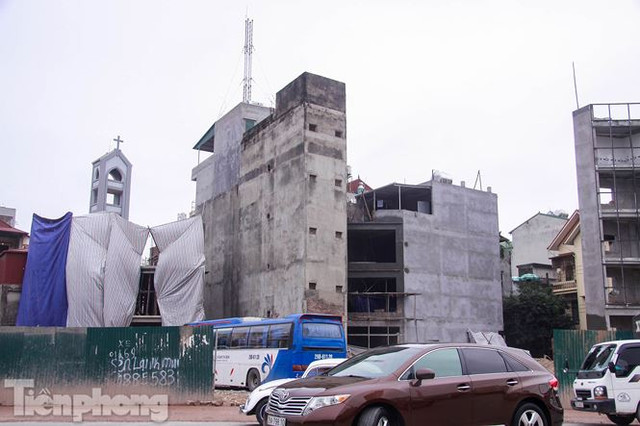 Nhà siêu mỏng, hình thù kỳ dị lại đu bám bên đường nghìn tỷ - Hình 7 Nha sieu mong, hinh thu ky di lai du bam ben duong nghin ty-Hinh-7