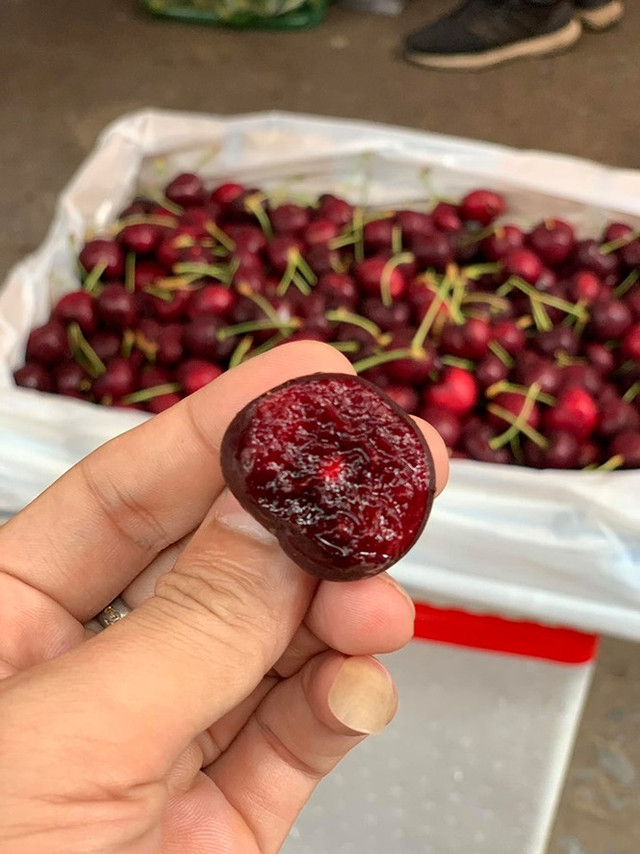Cherry, việt quất, cua hoàng đế... giá rẻ tranh nhau ở chợ Việt Cherry, viet quat, cua hoang de... gia re tranh nhau o cho Viet