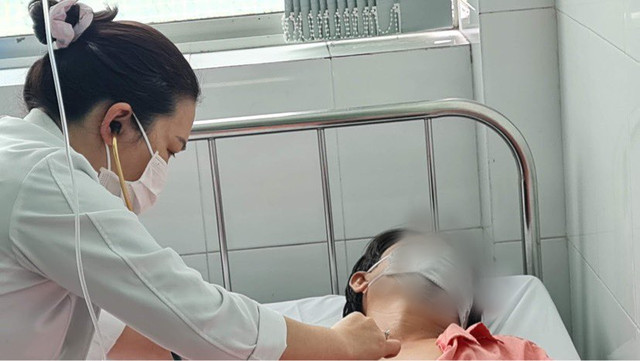 Tin moi nhat vu 5 nhan vien ve sinh bi ngat khi trong cong nuoc