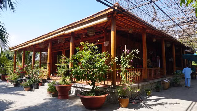 Doc dao ngoi nha lam tu 4.000 cay dua tai mien Tay