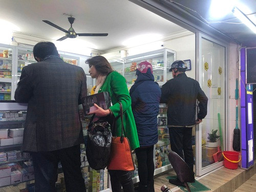 Nguoi dan un un di mua khau trang sau khi 3 nguoi Viet nhiem corona-Hinh-4