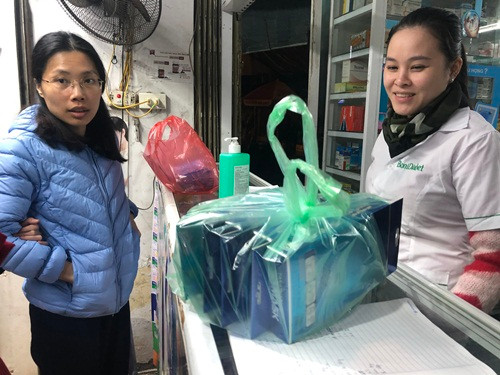 Nguoi dan un un di mua khau trang sau khi 3 nguoi Viet nhiem corona-Hinh-10