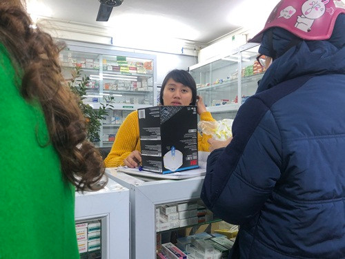 Nguoi dan un un di mua khau trang sau khi 3 nguoi Viet nhiem corona-Hinh-6