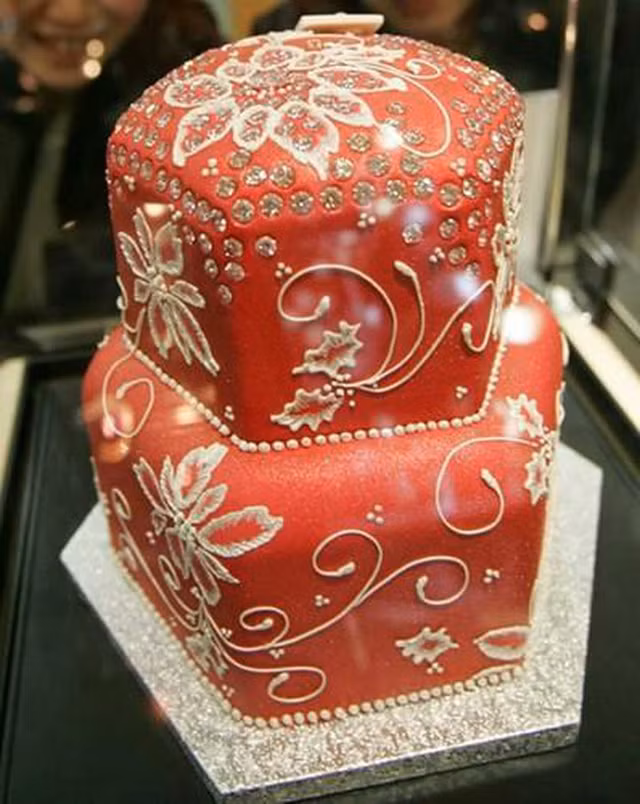 He lo bat ngo ve banh trai cay kim cuong cua gioi sieu giau