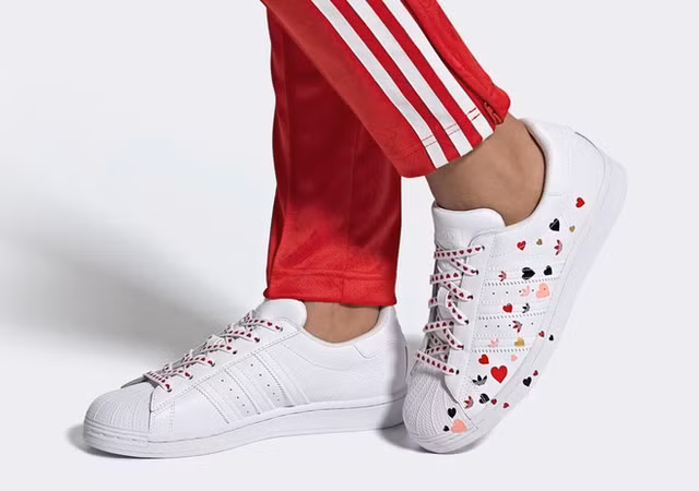 Con sot giay trai tim doc dao mung ngay Valentine cua Nike va Adidas