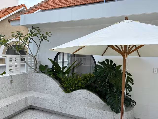 Can canh biet thu ngap hoa tuoi cua dien vien Van Trang-Hinh-15