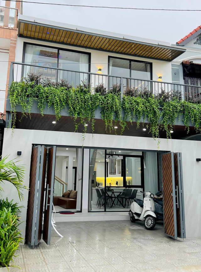 Hoa hậu Tiểu Vy tặng bố mẹ căn nhà cực đẹp giữa phố Hội An - Hình 4 Hoa hau Tieu Vy tang bo me can nha cuc dep giua pho Hoi An-Hinh-4