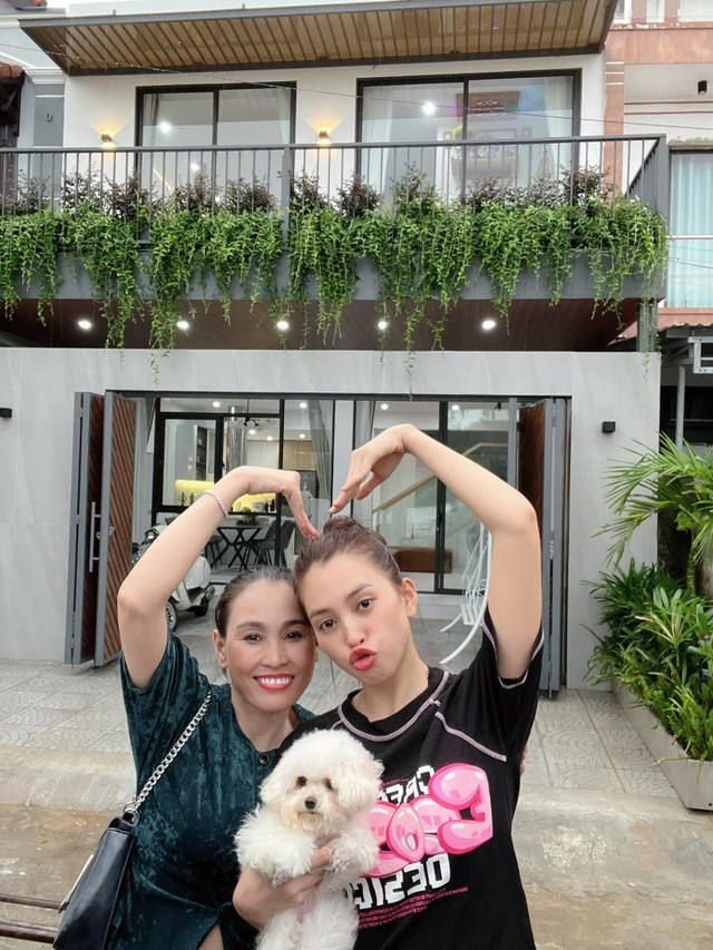 Hoa hậu Tiểu Vy tặng bố mẹ căn nhà cực đẹp giữa phố Hội An - Hình 9 Hoa hau Tieu Vy tang bo me can nha cuc dep giua pho Hoi An-Hinh-9
