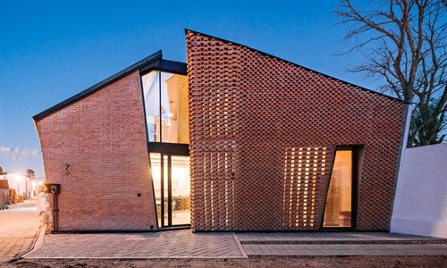 Ngoi nha co tuong gach do 3D voi hinh dang ky di kho tin