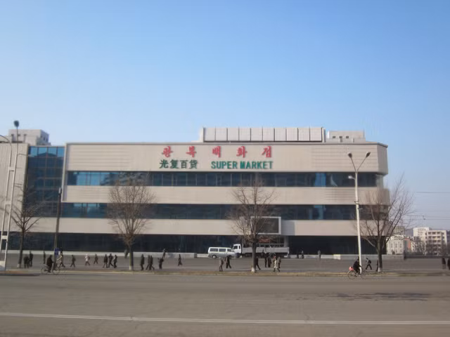 Ben trong sieu thi dau tien o Binh Nhuong cua Trieu Tien