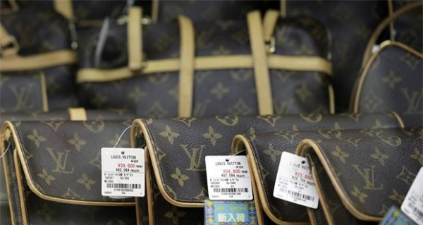 Lý do túi Louis Vuitton rất đắt đỏ nhưng không bao giờ giảm giá - Hình 2 Ly do tui Louis Vuitton rat dat do nhung khong bao gio giam gia-Hinh-2