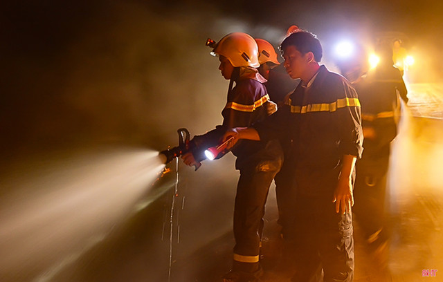 Quân dân oằn mình chiến đấu với giặc lửa suốt 3 ngày ở Hà Tĩnh - Hình 5 Quan dan oan minh chien dau voi giac lua suot 3 ngay o Ha Tinh-Hinh-5