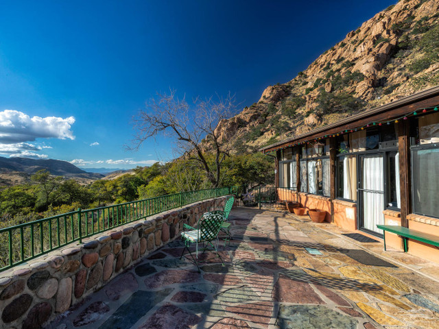 Cận cảnh ngôi nhà có thiết kế tuyệt đẹp bên trong hang động có giá 23 tỷ đồng Can canh ngoi nha co thiet ke tuyet dep ben trong hang dong co gia 23 ty dong