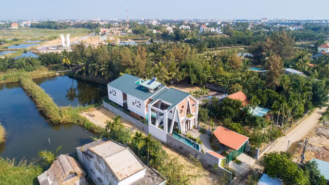 Kien truc lay cam hung tu cay dua trong biet thu o Hoi An