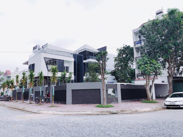 Nội thất khủng trong biệt thự 25 tỷ của diễn viên Quốc Trường - Hình 2 Noi that khung trong biet thu 25 ty cua dien vien Quoc Truong-Hinh-2