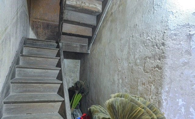 Vào thăm biệt thự trăm tuổi của đại gia làng miến - Hình 11 Vao tham biet thu tram tuoi cua dai gia lang mien-Hinh-11