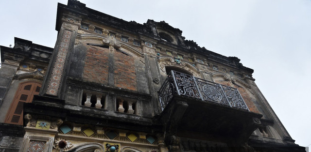 Vào thăm biệt thự trăm tuổi của đại gia làng miến - Hình 2 Vao tham biet thu tram tuoi cua dai gia lang mien-Hinh-2