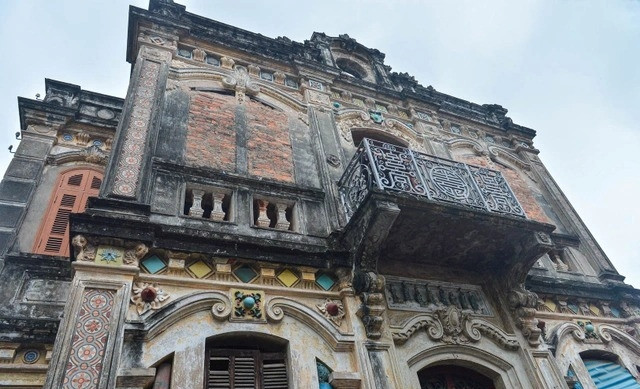 Vào thăm biệt thự trăm tuổi của đại gia làng miến - Hình 4 Vao tham biet thu tram tuoi cua dai gia lang mien-Hinh-4