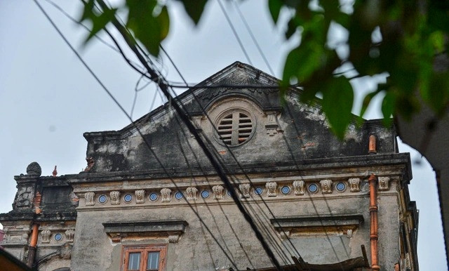 Vào thăm biệt thự trăm tuổi của đại gia làng miến - Hình 8 Vao tham biet thu tram tuoi cua dai gia lang mien-Hinh-8