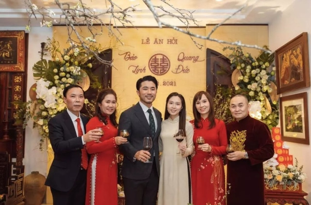 Cận cảnh căn nhà toàn gỗ quý của NSƯT Xuân Hinh Can canh can nha toan go quy cua NSUT Xuan Hinh