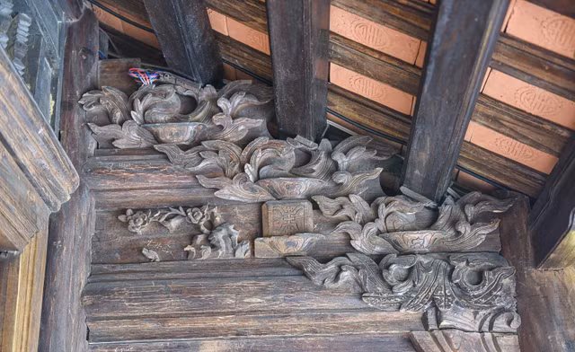 Can canh ngoi nha co tram tuoi nam tren noc biet thu o Ha Noi-Hinh-11