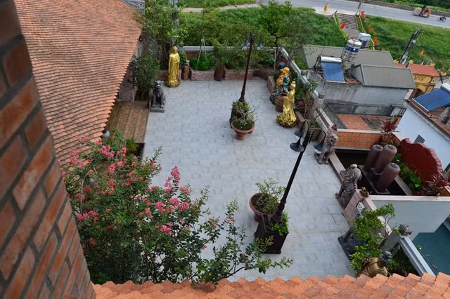 Can canh ngoi nha co tram tuoi nam tren noc biet thu o Ha Noi-Hinh-5