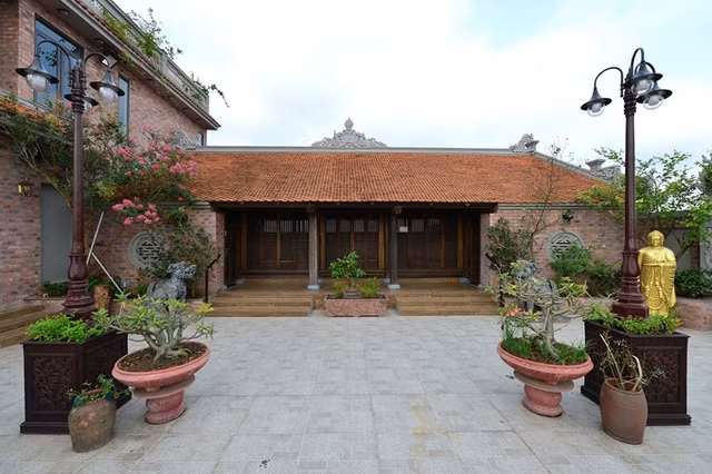 Can canh ngoi nha co tram tuoi nam tren noc biet thu o Ha Noi-Hinh-3