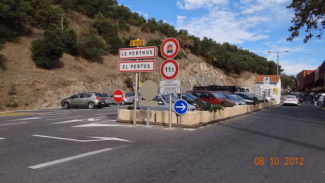 Kham pha ngoi lang vo cung giau co chi voi dich vu trong xe