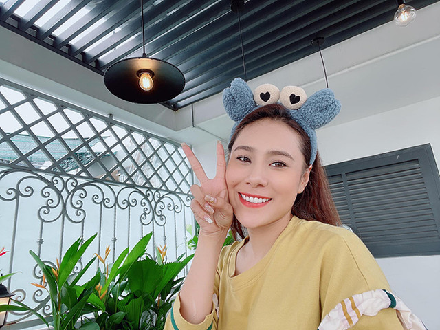 Cận cảnh căn nhà mặt phố đầy hoa của Hồ Bích Trâm Can canh can nha mat pho day hoa cua Ho Bich Tram