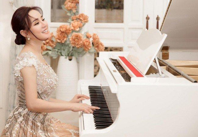 Chi tiết loạt đồ hiệu sang chảnh của Vy Oanh - Hình 8 Chi tiet loat do hieu sang chanh cua Vy Oanh-Hinh-8