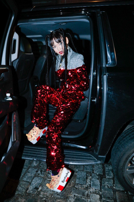 Độc đáo guốc cao su, thơm mùi gà rán của KFC - Hình 2 Doc dao guoc cao su, thom mui ga ran cua KFC-Hinh-2