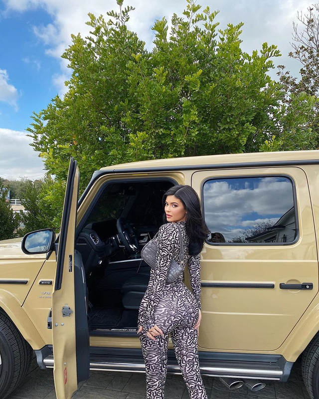 Trầm trồ 400 chiếc túi xách hàng hiệu của Kylie Jenner - Hình 2 Tram tro 400 chiec tui xach hang hieu cua Kylie Jenner-Hinh-2