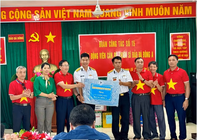 Doan cong tac cua VUSTA tham huyen dao Truong Sa va Nha gian DK-I/7-Hinh-6
