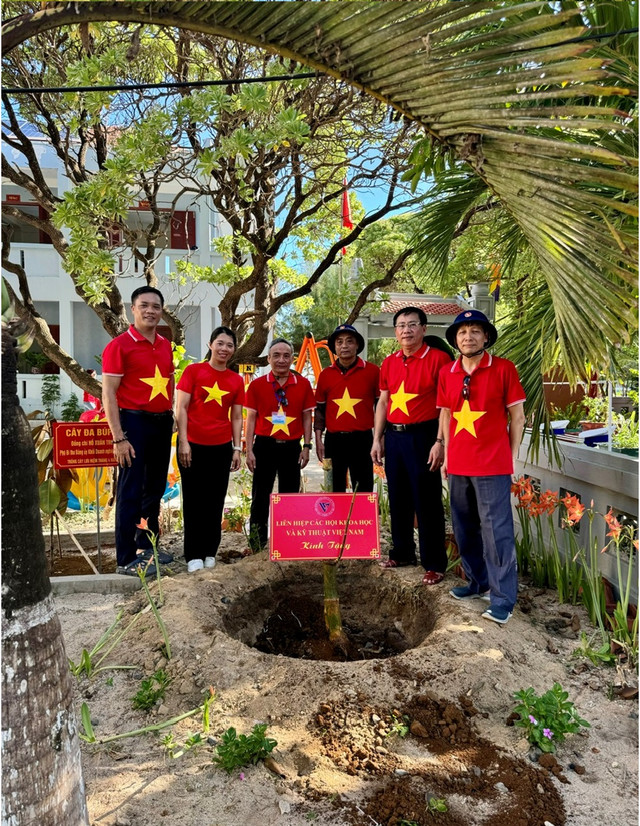 Doan cong tac cua VUSTA tham huyen dao Truong Sa va Nha gian DK-I/7-Hinh-10