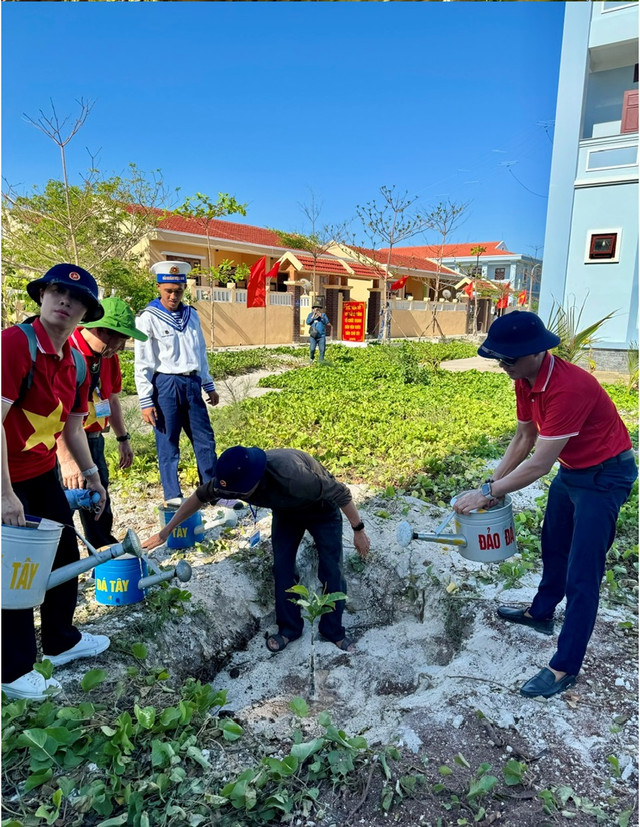 Doan cong tac cua VUSTA tham huyen dao Truong Sa va Nha gian DK-I/7-Hinh-11